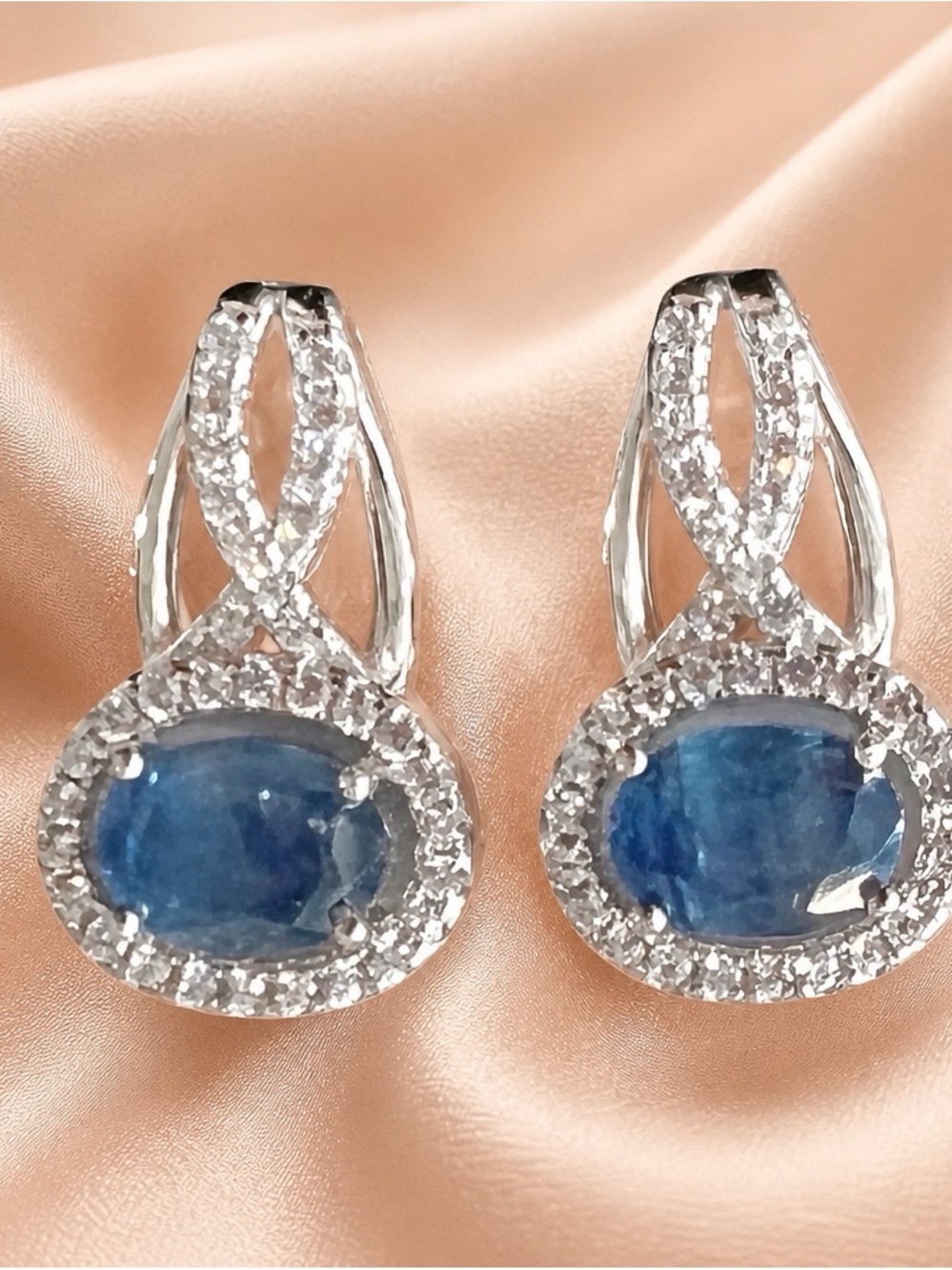 Genuine Blue Sapphires surrounded by high-end cz’s!
Set in Rhodium over S925.